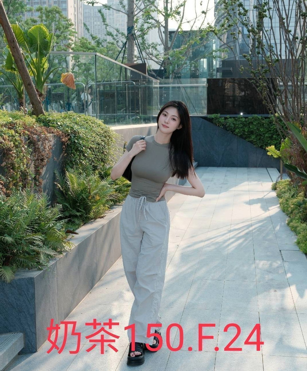 米妮(淫蕩妹)｜仁武外送茶｜活潑可愛 大臉妹 臉型是一個愛心型的喔皮膚超級好 白白嫩嫩的很會保養有一雙大大的眼睛很會放電喔｜C罩杯｜19歲｜164cm｜42kg